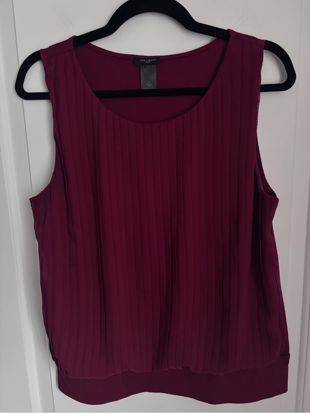 Ann Taylor Burgundy Red Pleated Sleeveless Blouse Career Workwear - Size M
